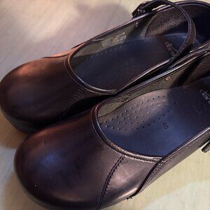Womens Dansko Black Leather Mary Jane Clogs  EU Size 40  US Size 9.5/10